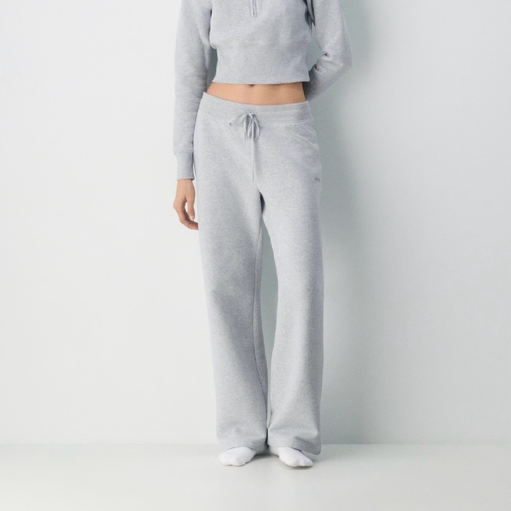 Aritzia
Cozy Sweatfleece Snug Banded Sweatpant
Medium 27 inch inseam - Picture 3 of 3